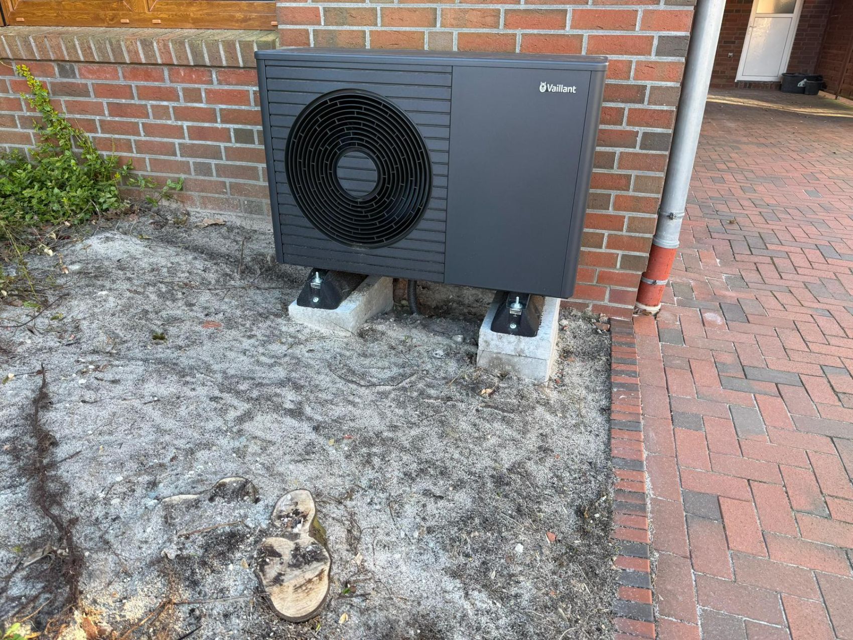 Vaillant Wärmepumpe statt Gasheizung in Filsum 1