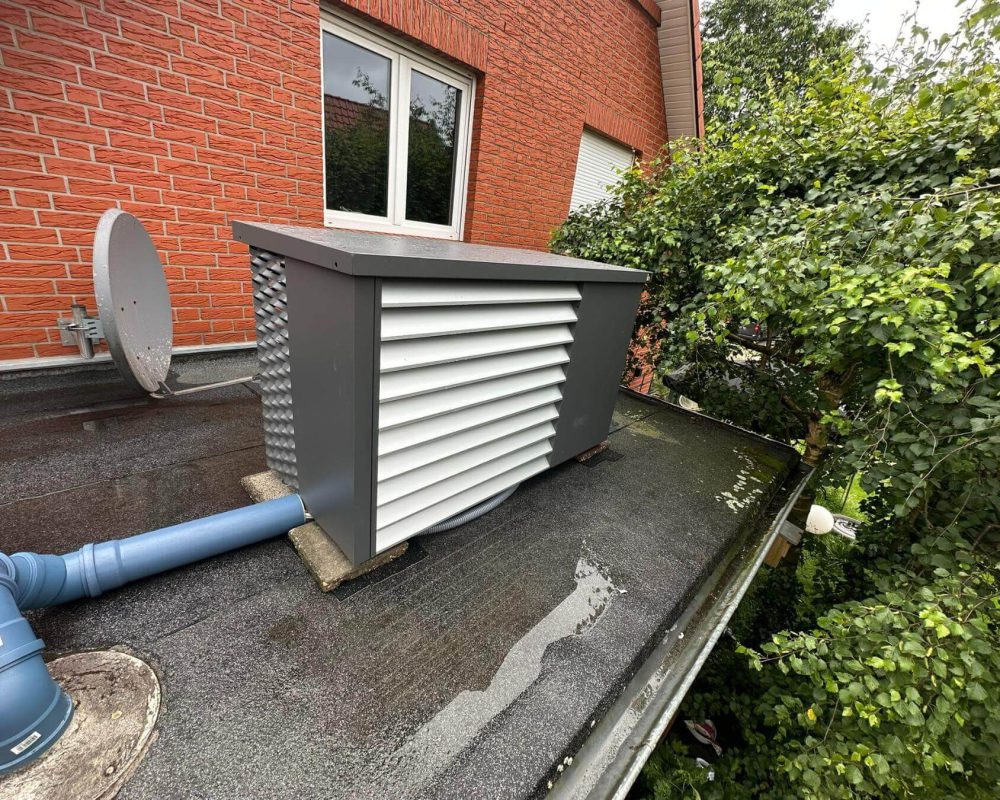 Außengerät hinten - Heizungsmodernisierung mit einer iDM Wärmepumpe statt Gasheizung in Oldenburg 01